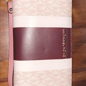 Michael Kors Signature Jet Set Travel Continental Wallet.